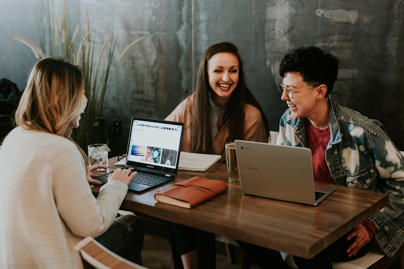 Group of friends using computers, learning how AI-powered search platforms are transforming user experience