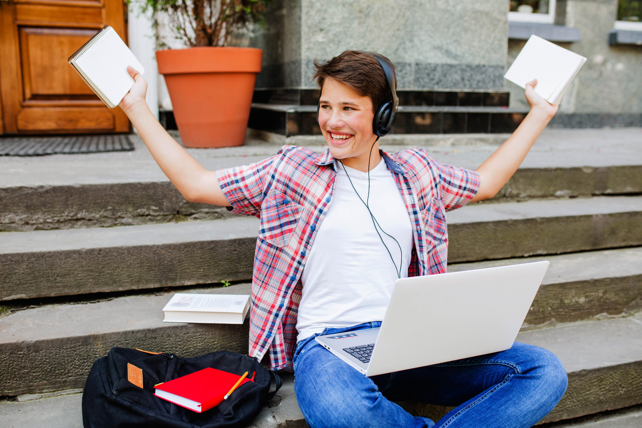 Practical Ways for Students to Earn Online and Succeed in College