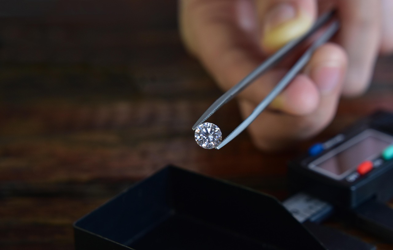 Luxury Jewelry Gift Etiquette: How to Choose the Right Piece